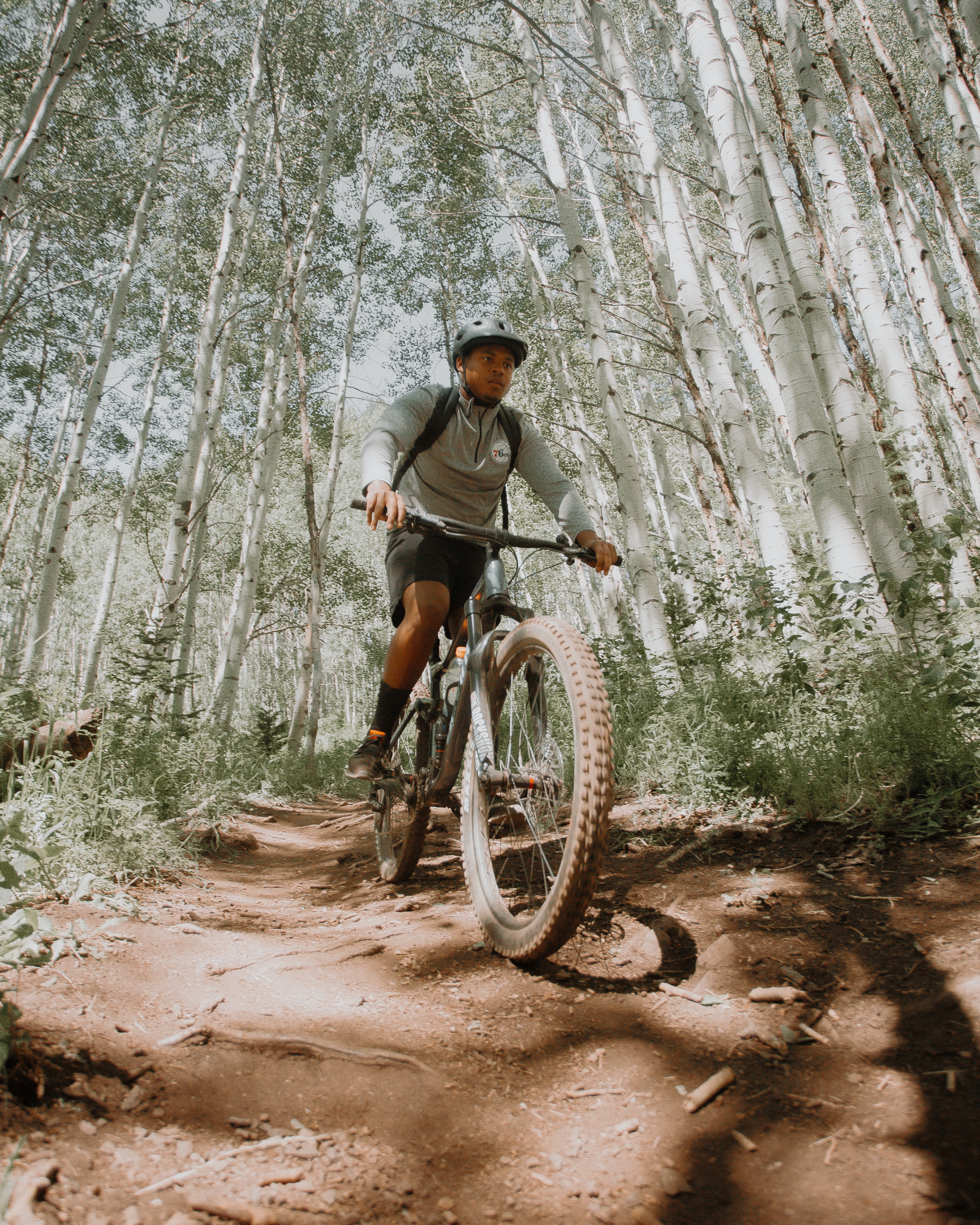 un homme sur un velo